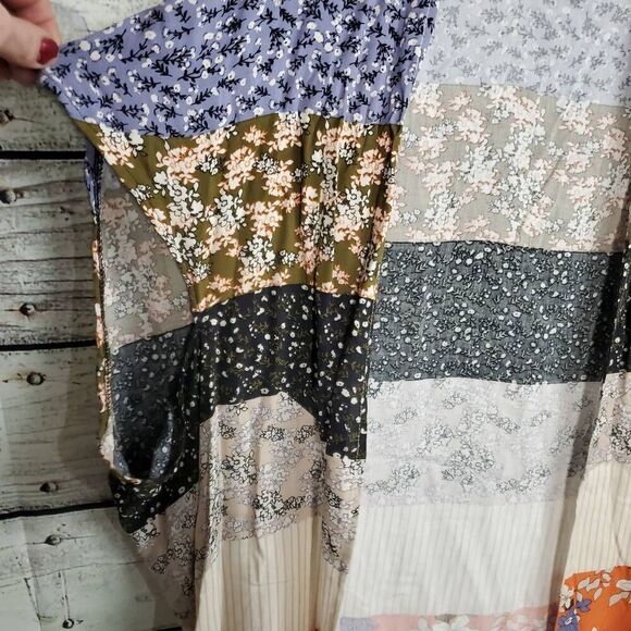 Mystree Medium/Large Floral Open Front Cover Top - Picture 2 of 9